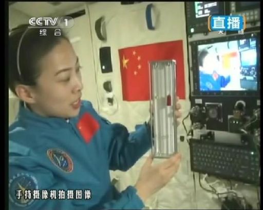 女航天员王亚平在太空舱中授课