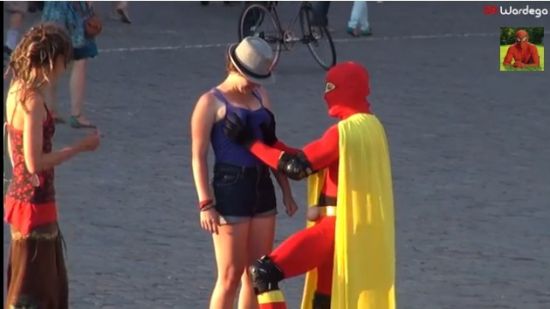 波兰街头现乳房超人男子 专摸女性胸部|乳房