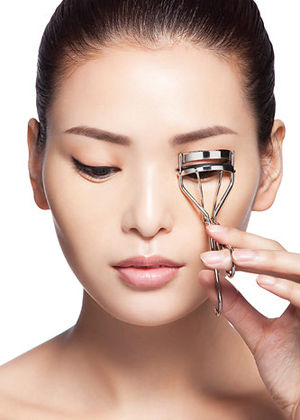 夹睫毛时经常夹到上眼皮