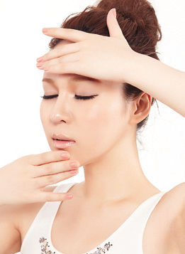 额头和下巴是重点