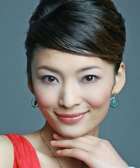 22个小妙招让你瞬时青春无敌:<em>头发梳的蓬松</em>些