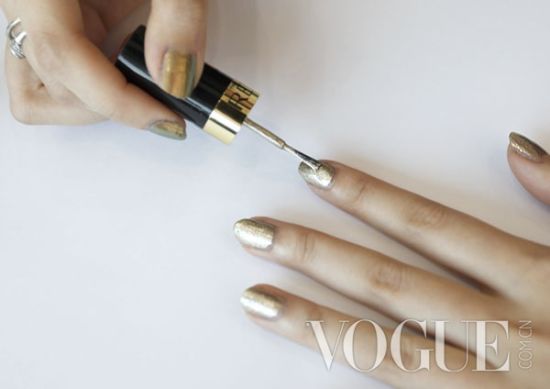第二步：涂金色甲油