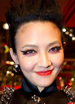 盘点柏林电影节范晓萱重口味朋克妆容_新浪女性_新浪网