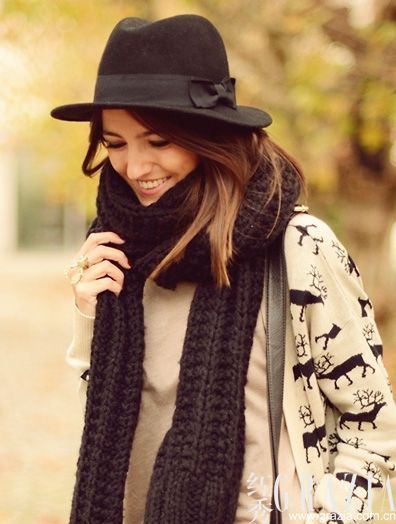 浅发色配深色围巾