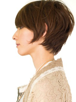 侧面发型用微卷发丝来增加分量感和立体感