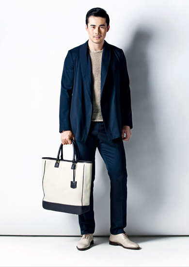 黑色西装上衣、西裤 Dior Homme 亚麻编织背心 Dolce & Gabbana 浅驼色皮鞋 Bally 手表 豪雅 皮质双色手提包 Loewe