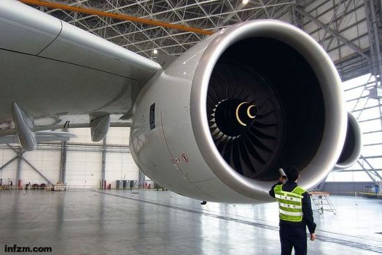 　　中国某航空公司地勤人员站在巨大的罗尔斯・罗伊斯发动机前，查看涡轮叶片。目前，中国三大航空公司分别建立了各自的航材保障体系。 (村神/图)
