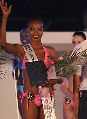 15号选手KARGBO MARIATU获2009新丝路世界比基尼小姐大赛最佳表现奖