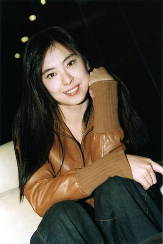 组图:回顾王祖贤15个惊艳经典造型 棕色外套搭配牛仔裤休闲舒适,朴质大方