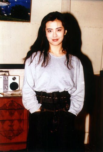 组图:回顾王祖贤15个惊艳经典造型 黑与白的组合是永恒的经典,夸张的腰带起到了很好的装饰效果