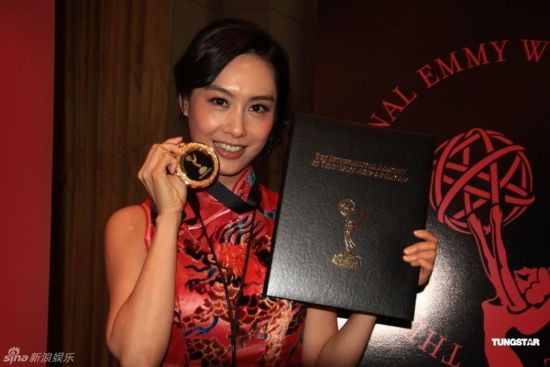 红色缎面无袖旗袍