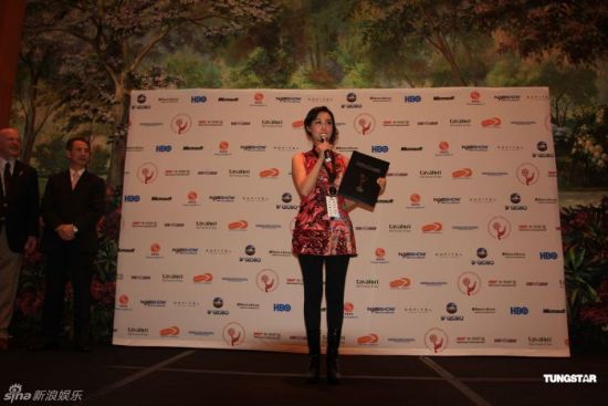 短款旗袍展示长美腿