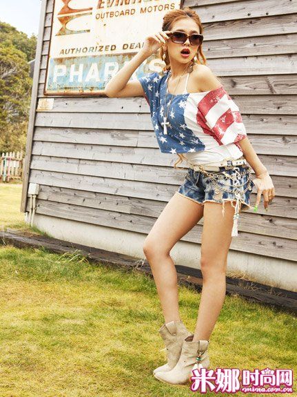 星条旗露肩T搭配热裤潮爆
