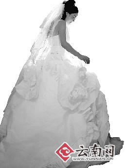 新娘穿上造价200元纸婚纱 新郎忍着不抽烟(图
