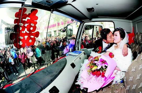 西安最牛婚礼车队 11辆吊车迎娶新娘 - 葫芦岛