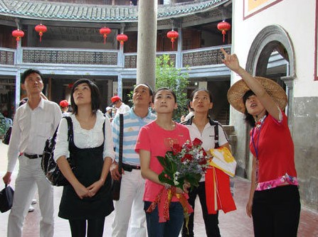 何雯娜与陈一冰婚纱照曝光-参观福建土楼