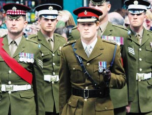 纪念在阿富汗阵亡英士兵的纪念仪式,身着军装的王子和众士兵一起阅兵