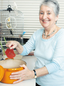 英老妇发明新厨具“铲勺”(新浪女性配图,图片来源:羊城地铁报) 