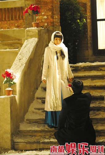 沙滩照一箭三雕 章子怡难掩大笑(组图)(3)