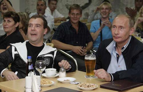 俄总统总理下班后沿街散步 去酒吧看球赛(组图