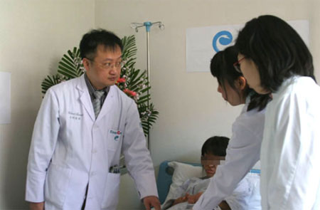 玫瑰基金救助专家爱康医院张海明教授对梅梅伤情进行诊断