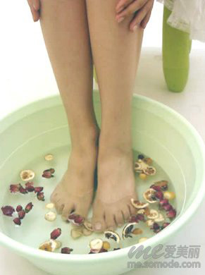 花瓣 牛奶脚部美白滋润保养术 组图 新浪女性 新浪网