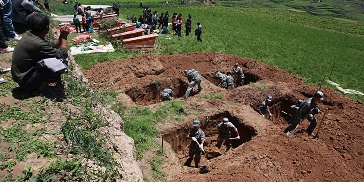 甘肃岷县地震遇难者集体下葬