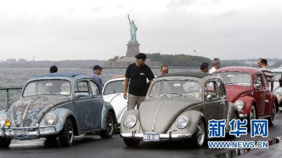 8��22�գ�������ŦԼ�ܶ�����һ�����˴�չ������ү�����߹���