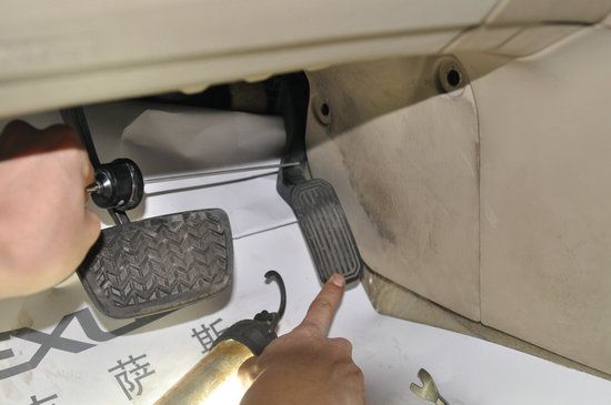 一旦地毯压板螺栓脱落，可能会造成图中所示的情形。地毯压板压住了踏板臂导致其无法归位。