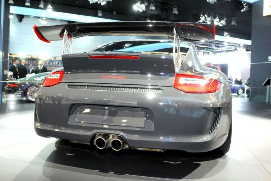 此外,保时捷(Porche)还将为限量版911 GT3 RS搭配一台PDK-S(Doppel Kupplungen)双离合变速器。这个全新的双离合器自手排变速系统作动原理与VW集团的DSG相同,也同样具备附在方向盘后方的换档拨片,让驾驶人手不需离开方向盘就可以进行换档控制的功能。在体验驾驶乐趣和激情速度所带来的推背感的同时,换挡时间进一步缩小,油耗经济性有所提升。 保时捷 (Porsche)911 GT3 RS限量版