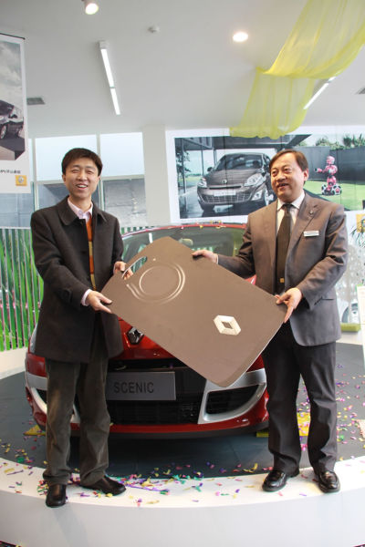 北京第一位购车客户从徐总经理手中接过新风景钥匙