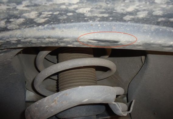 前悬挂被压缩，右前轮罩与轮胎相接触产生的擦痕。