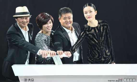 一汽-大众奥迪销售事业部东部区区域总监牟仲彦(右二)、卢敏捷(左二)、杜鹃、尔冬强共同启动“心动上海”