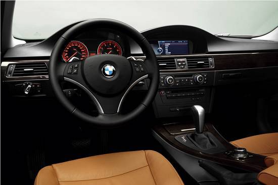 2011款BMW 325i内饰