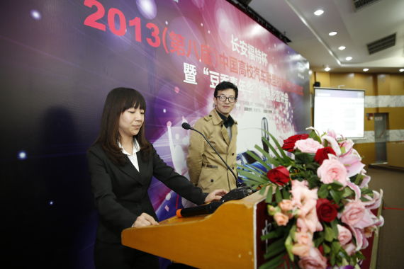 中国人民大学、北京科技大学校辩队代表上台发言