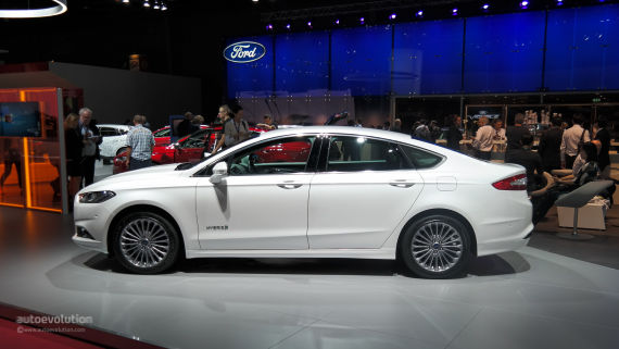 2015-ford-mondeo-makes-world-debut-at-the-paris-motor-show-live-photos_16