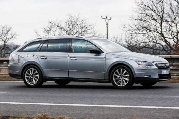 Skoda Superb Combi spy 03