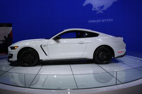 Ford Shelby GT350 Mustang 02