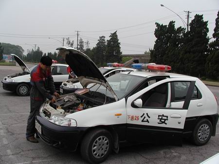 南京菲亚特售后服务人员上门对南京市公安局的派力奥警车精心检测维护