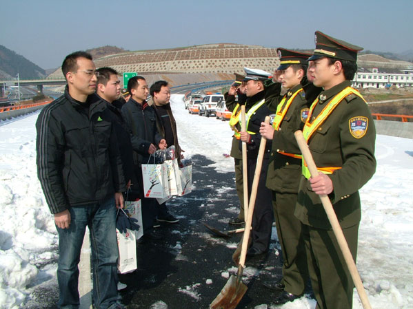 帕拉丁俱乐部会员自发慰问高速巡警和路政职工