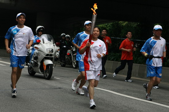 廖佳传递在奥运火炬过程中英姿