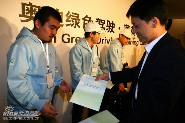 �µ���ɫ��ʻ��ݼӢѵ��Ӫ