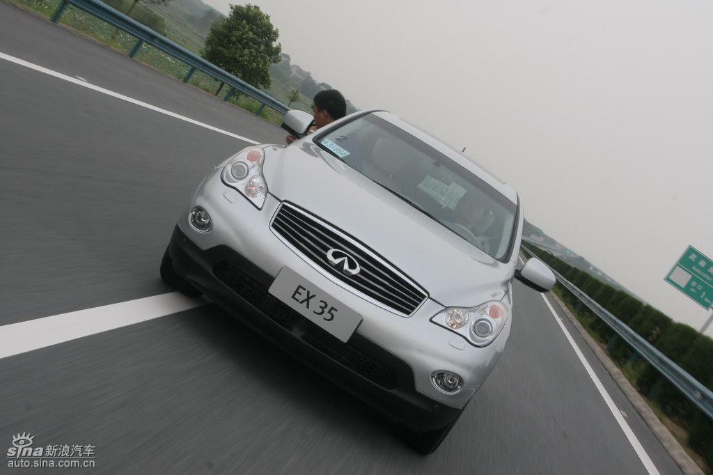 Ӣ�����EX35��·��ʻ��̬