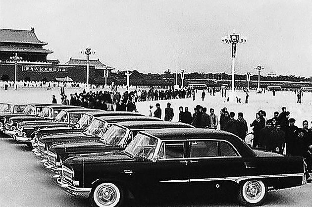 1959年1月1日,10辆崭新的CA72红旗轿车在首都的国庆庆典上登台亮相,人们记住了毛主席乘坐的国产高级轿车,人们热泪盈眶,它的出现,意味着中国也能制造出属于自己的高级汽车产品,这对于当时物质并不富裕的中国来说,民族自豪感成倍增长。国内外竞相报道了中国第一车的消息,1960年,红旗轿车编入《世界汽车年鉴》。 在60年代,红旗车的各项技术日臻完善,被规定为副部长以上首长专车和外事礼宾车,坐红旗车曾与见毛主席、住钓鱼台一道,被视为中国政府给予外国来访者的最高礼遇。也正是在1960年之后,红旗