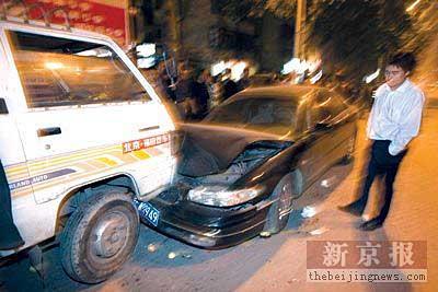 北京朝阳区柳芳中街轿车撞小货一司机飞出2米