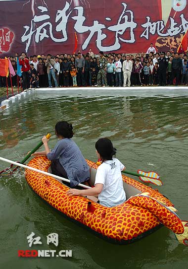 端午发祥地搞笑比赛 疯狂龙舟冲撞汨罗江