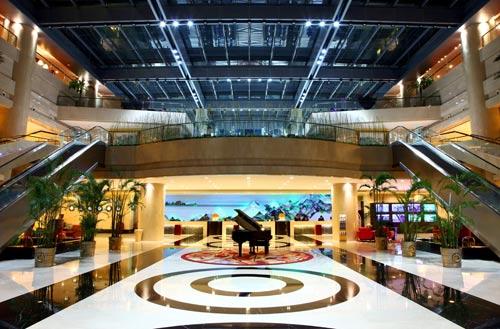 02   广州白云机场铂尔曼大酒店坐落于广州白云国际机场的中心位置,从