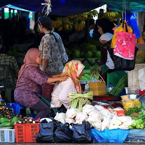 The old man is to rub back Brunei women