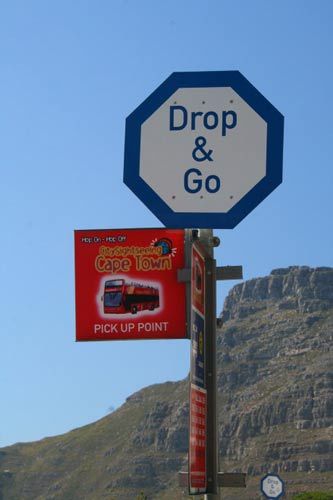 观光巴士和公共汽车站。