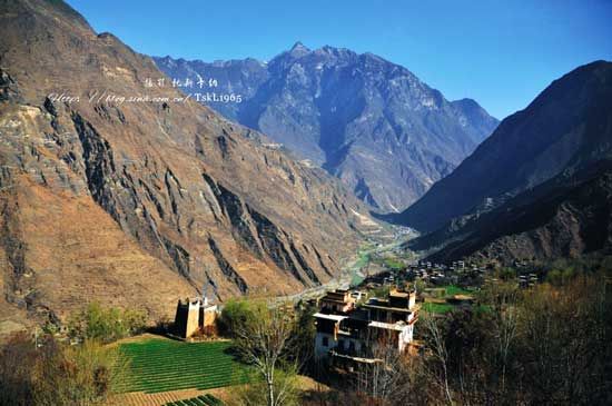 山顶鸟瞰中路乡藏寨